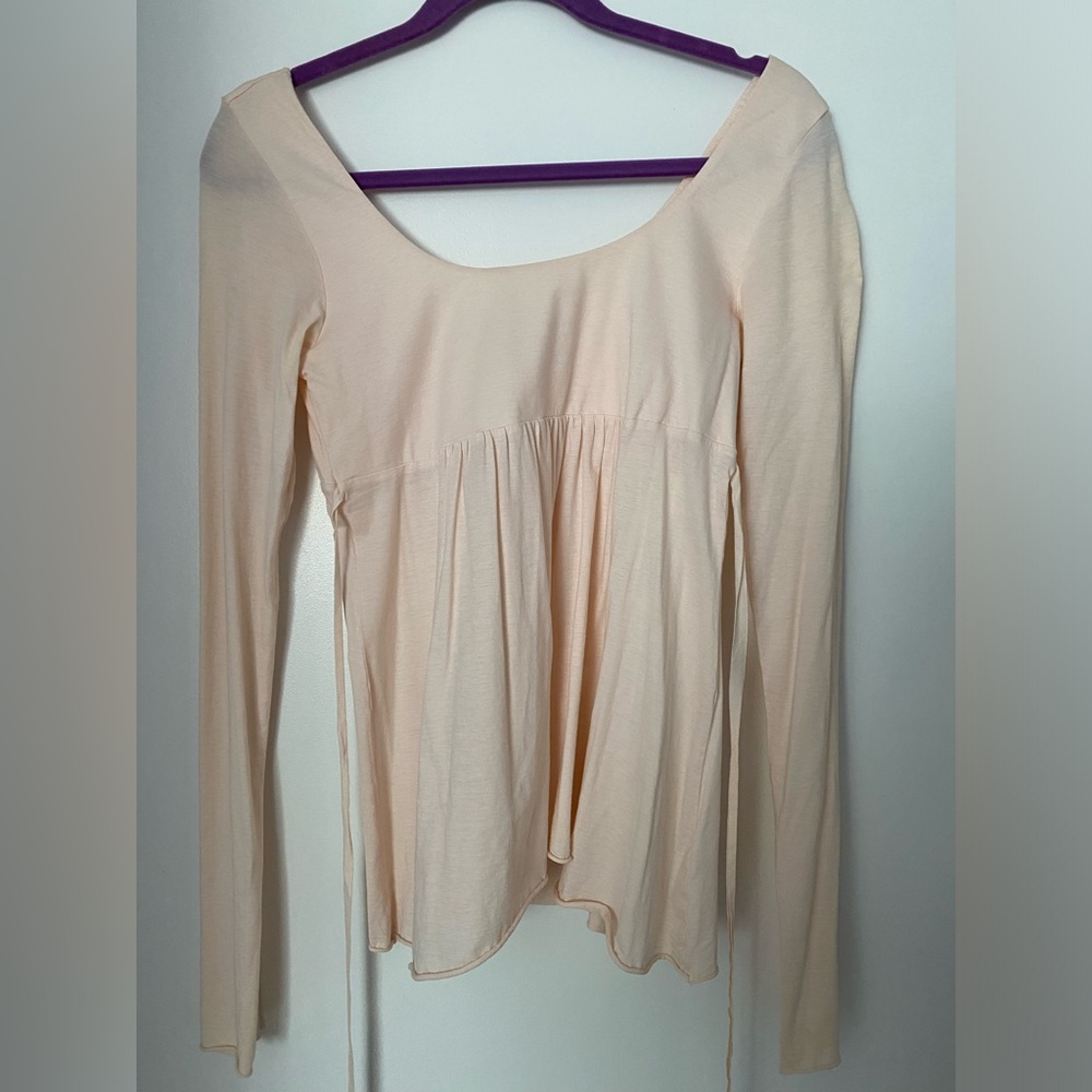 Cute baby-doll style top in trendy pale pink/peach.